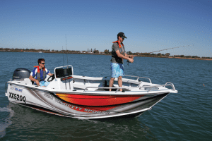 The large casting platform and high sides make it possible to fish in a variety of conditions.