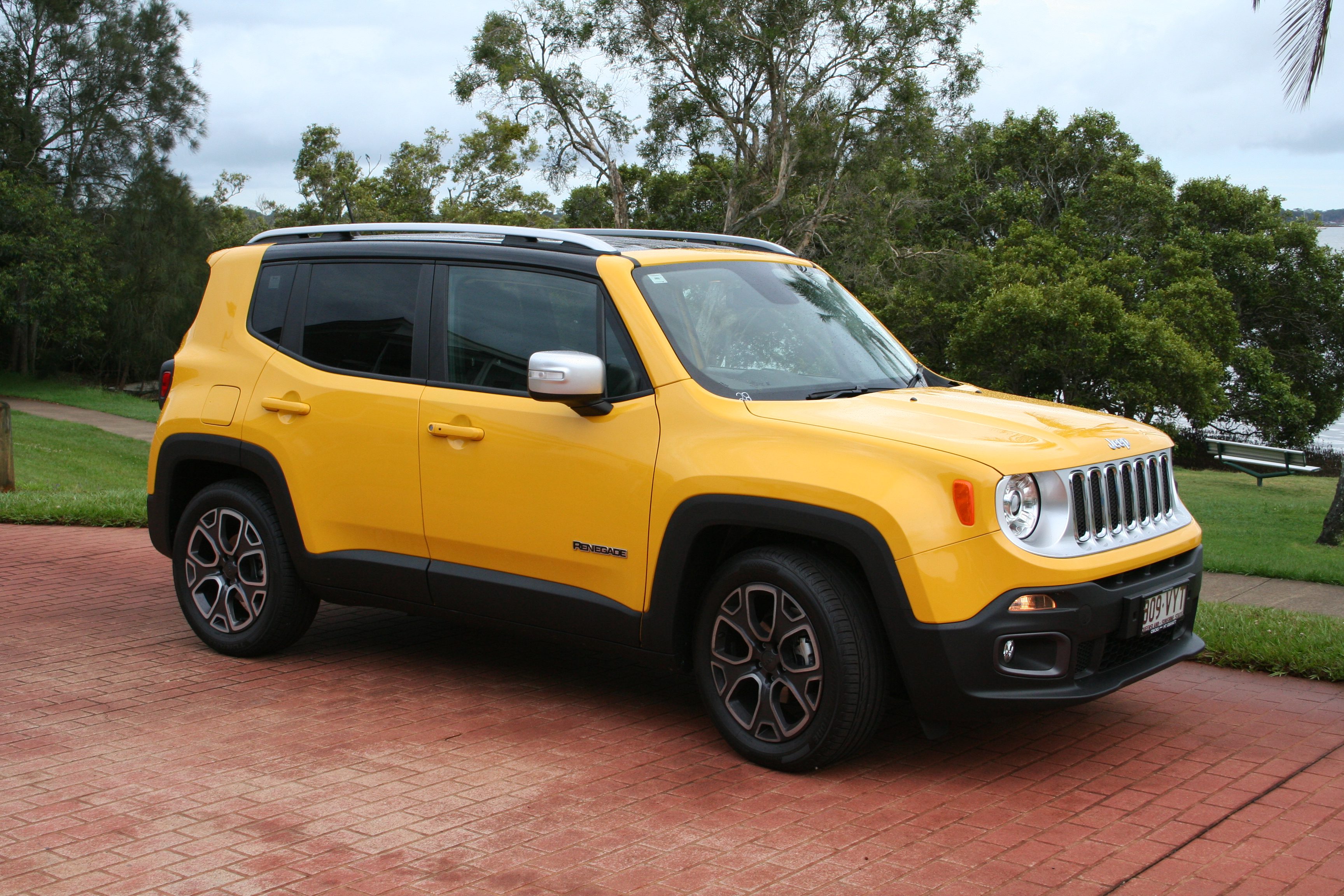 Unique styling that clearly differentiates the Renegade from its main rivals was a smart choice by Jeep and the car really stands out on the road, especially in Solar Yellow.