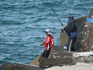 Covering up from the harsh Australian sun is a must during long days chasing big pelagics off the rocks. 