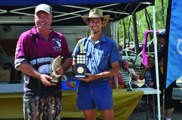Glen Ronnfeldt landed the biggest saratoga overall and was presented with the Don Weise Memorial Trophy by Dave Hodge. 