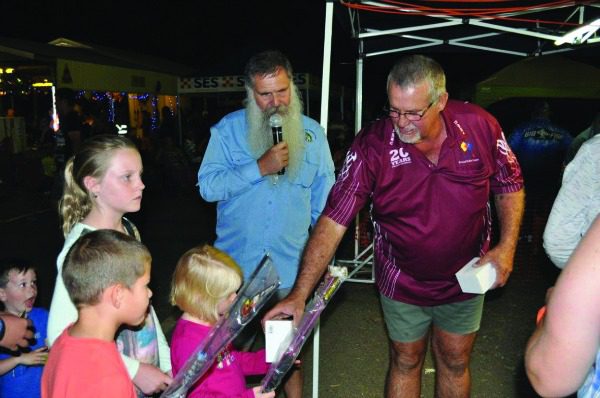 Peter Hammond from the AMWU presented the junior lucky draw prizes.