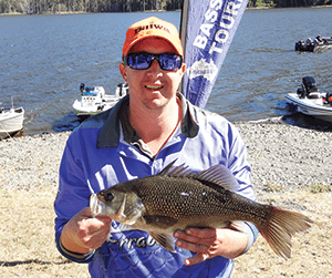 Leroy Finch of cash pool-winning Team Bass Cat with a good Borumba bass.