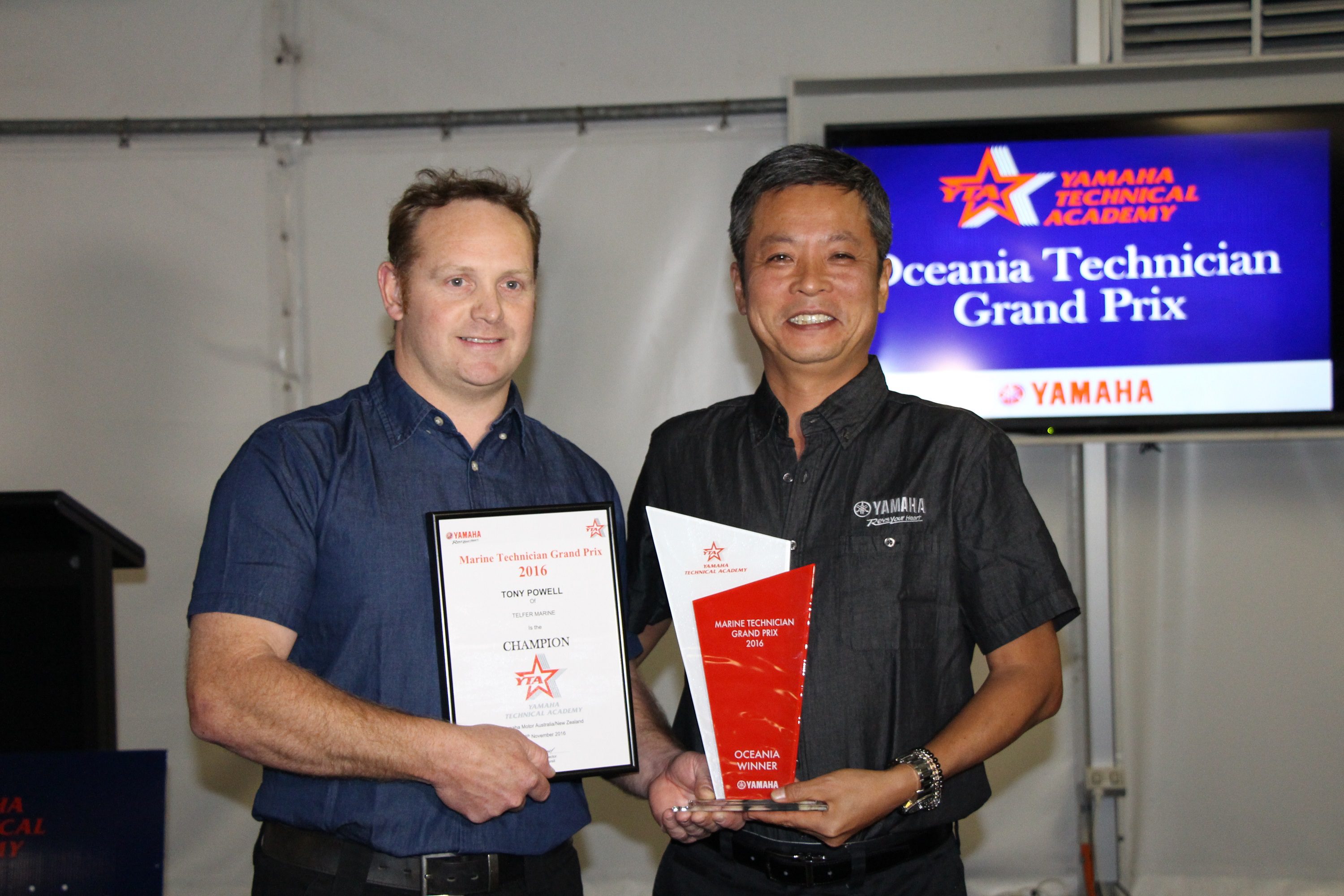 Tony received the winner’s trophy from Mr Kenji Oishi, General Manager Marine Service YMC Japan. 